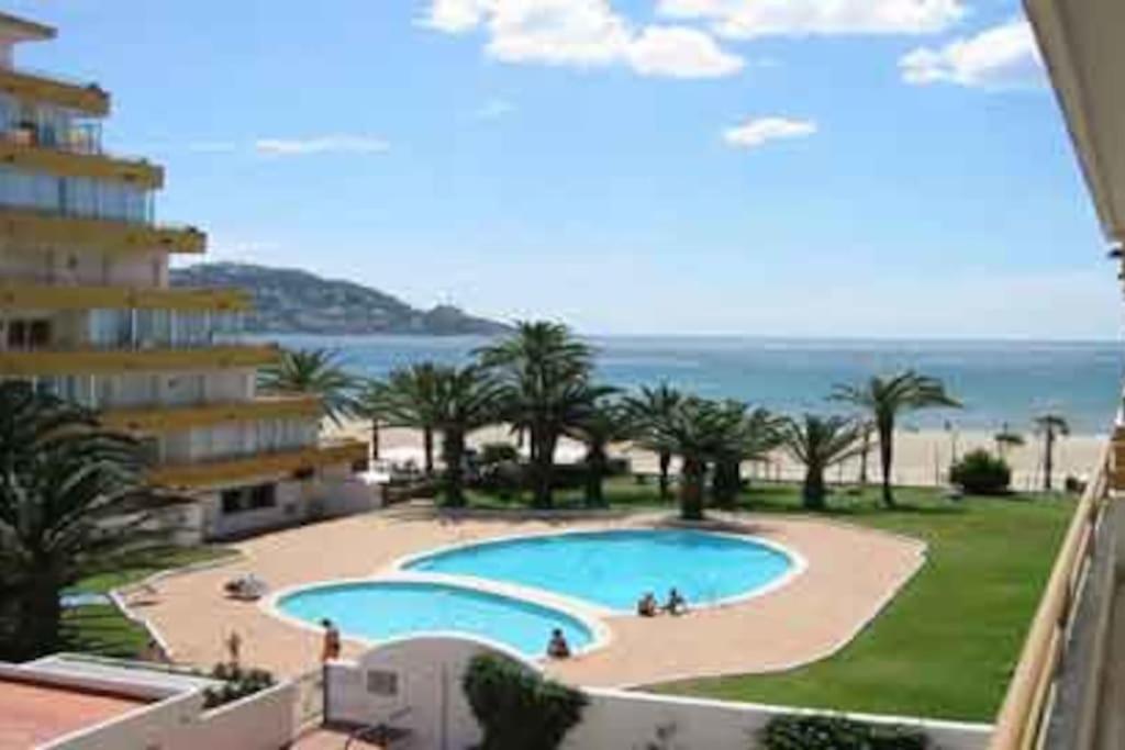 Beautiful Apartment In Front Of Beach, Pool, View Roses Eksteriør bilde